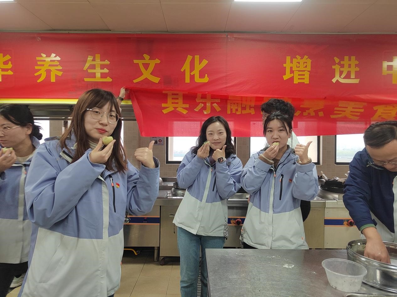 公寓服务党支部与旅游烹饪学院本科生党支部携手共建开展党日活动