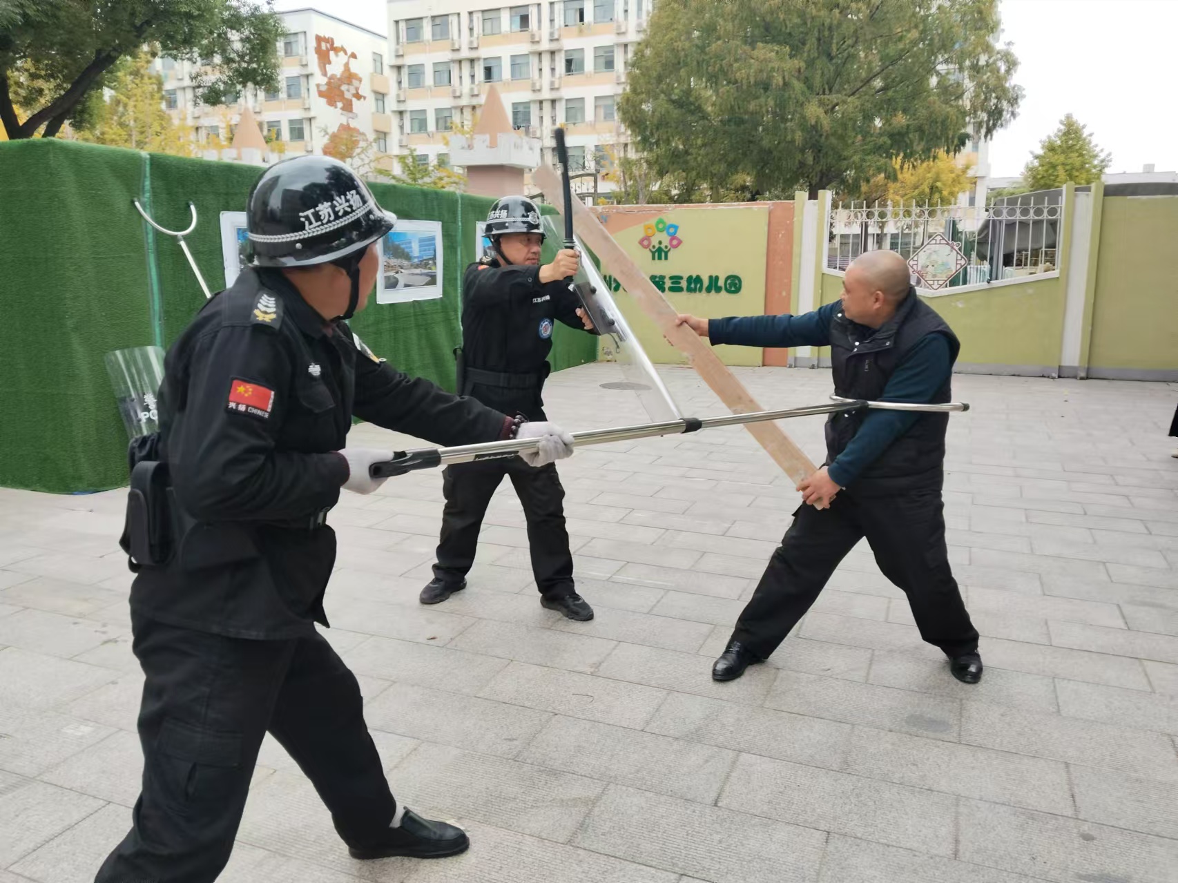 演练过程中,幼儿园安保人员迅速持防暴盾牌,防暴钢叉,随手可利用的