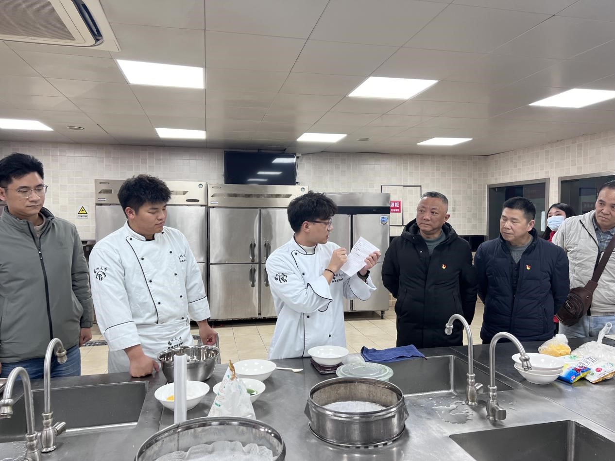 公寓服务党支部与旅游烹饪学院本科生党支部携手共建开展党日活动